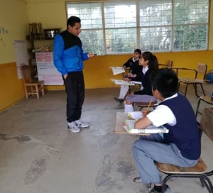 Docente novel en su primer año de servicio con alumnos de Telesecundaria de Tepetitan Chico, Cuetzalan Puebla.